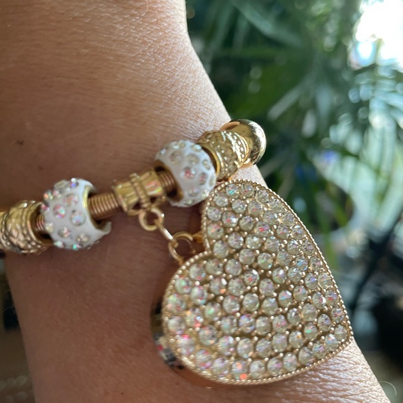 Stretch gold cord bracelet with sparkly heart and gold & sparkly charms! Bling! - Picture 4 of 8